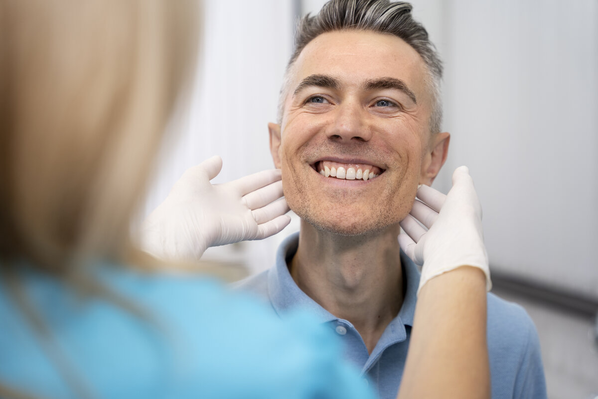 Paciente sorrindo no consultório